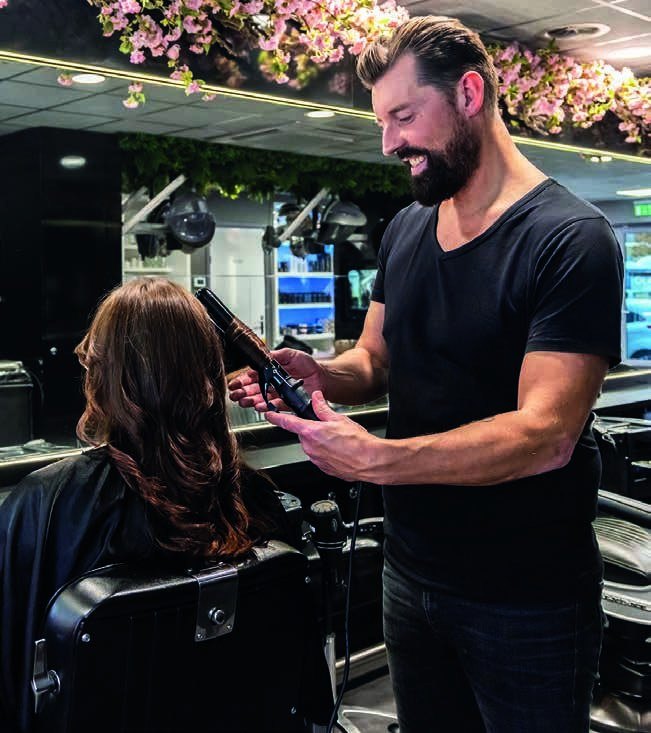 Jamal aan het werk in salon Rijswijk