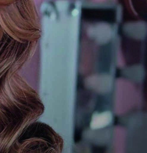 De golvende bronde look van Nathalie