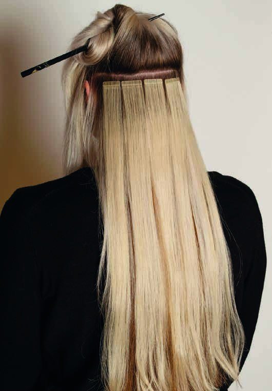 Tape-in extensions worden geplaatst